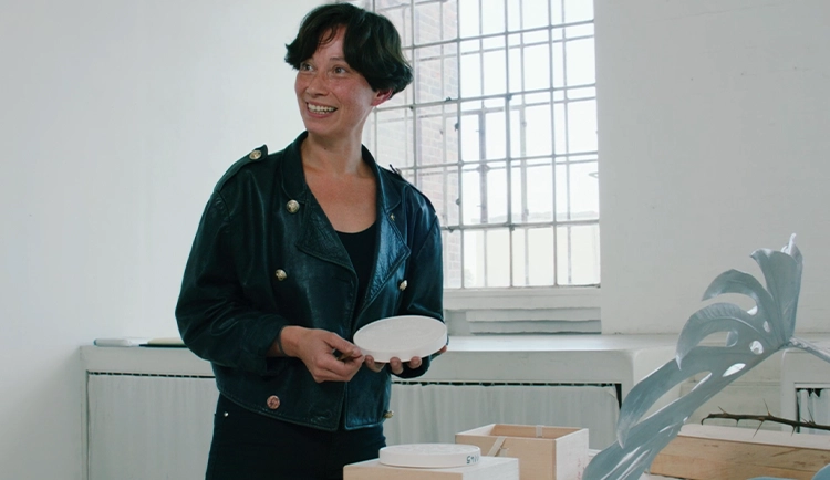 Susanne Hopmann in ihrem Atelier mit dem Gipsmodell der Elly-Heuss-Knapp-Münze